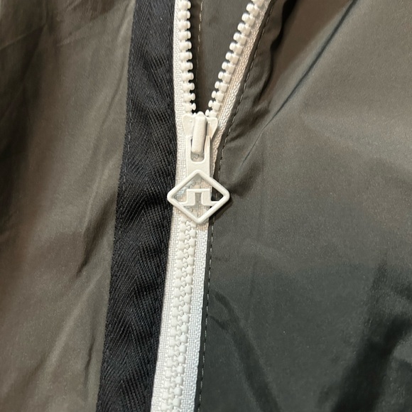 J Lindeberg Men’s Ash Light Packable Vest in Volcanic Ash - Picture 7 of 9